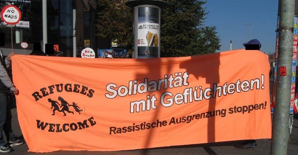 Bild: Transparent Aufschrift "Solidarität mit Geflüchteten"